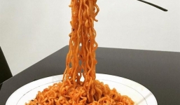 Cùng làm món 'mì bay'Singapore lơ lửng trên không nhìn điêu lác mắt!